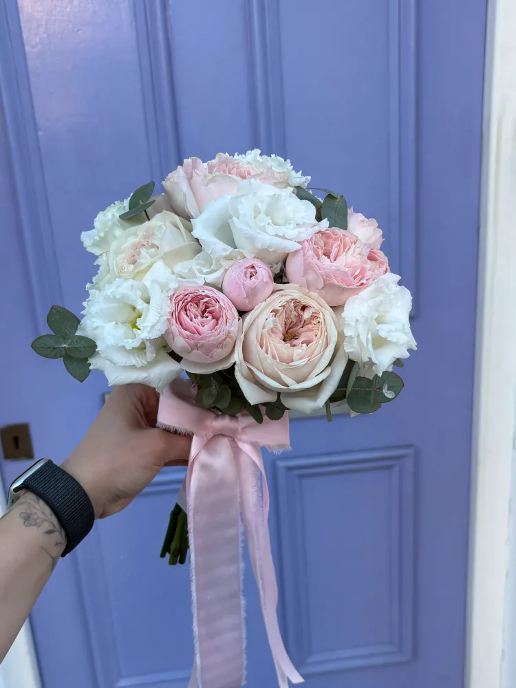Full romantic bouquet of garden roses, peonies and eucalyptus with pink ribbon — Floritta