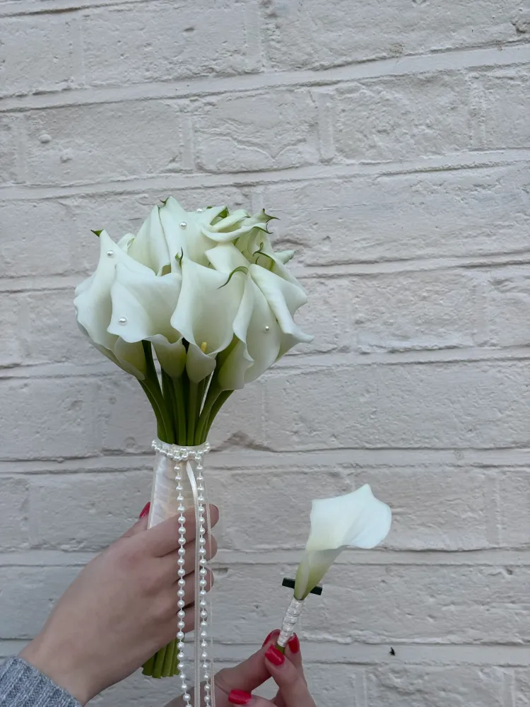 Bridal bouquet of white calla lilies with pearl beaded wrap — Floritta