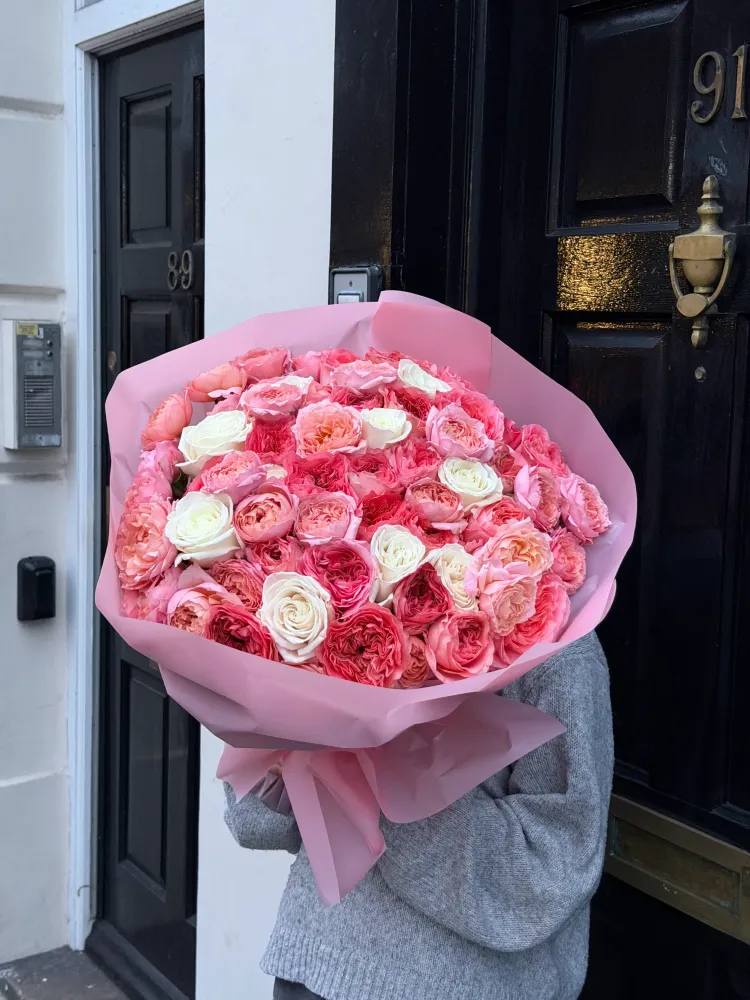 Luxury bouquet of pink and white garden roses in paper wrap — Floritta