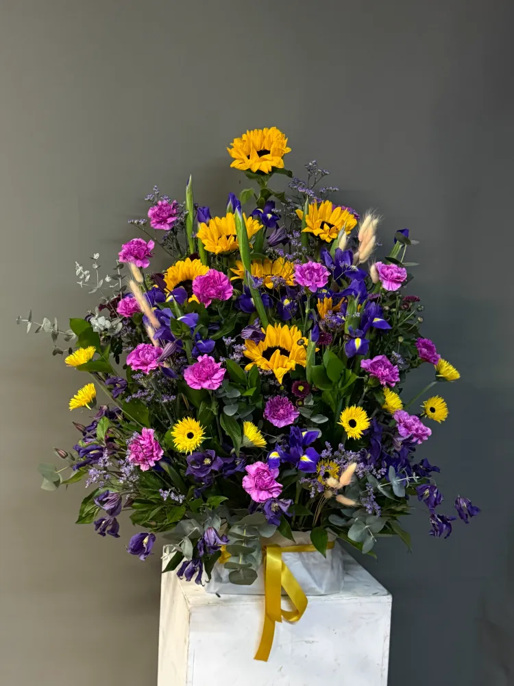 Vibrant mixed bouquet of gerberas, carnations and iris in white cube — Floritta