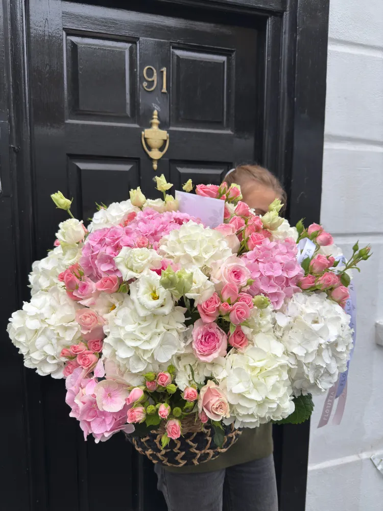 Full pink and white hydrangea arrangement with roses in woven basket — Floritta
