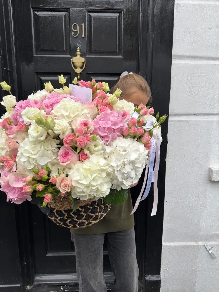 Lush pink and white floral bouquet with spray roses in natural basket — Floritta