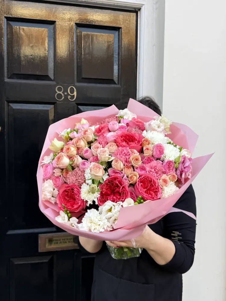 Luxe red and pink garden roses with carnations in pink wrap — Floritta