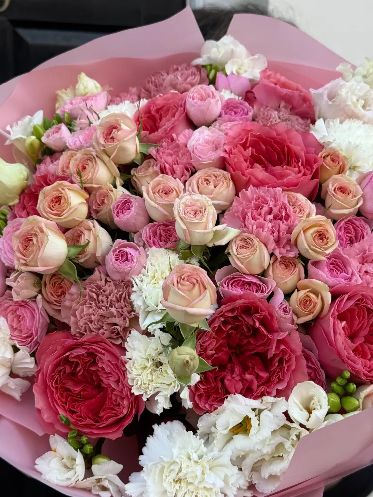Timeless pink harmony (roses, spray roses & dianthus)