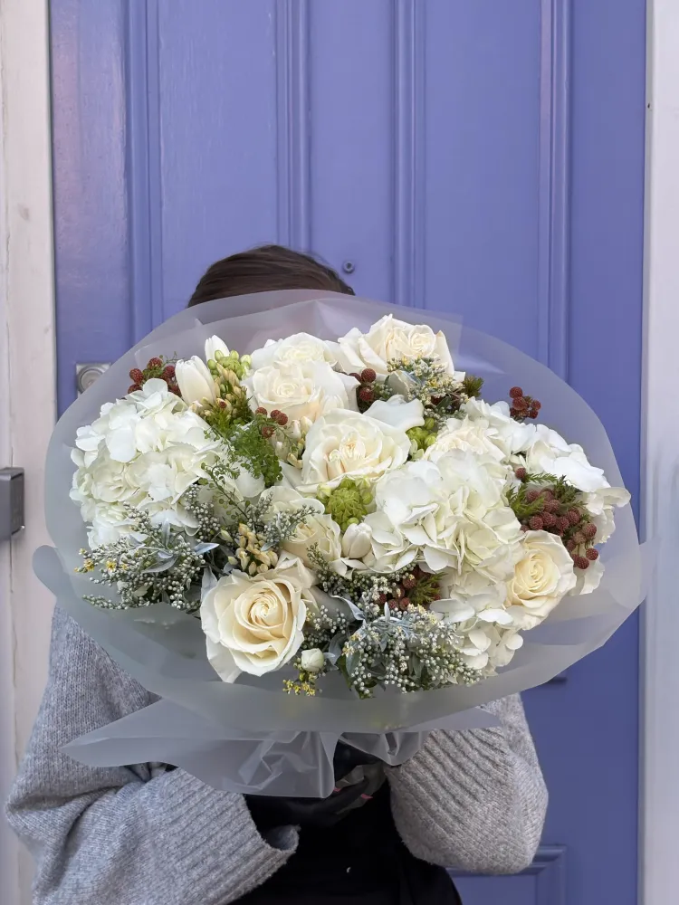 Cream roses and white hydrangeas bouquet with burgundy hypericum — Floritta