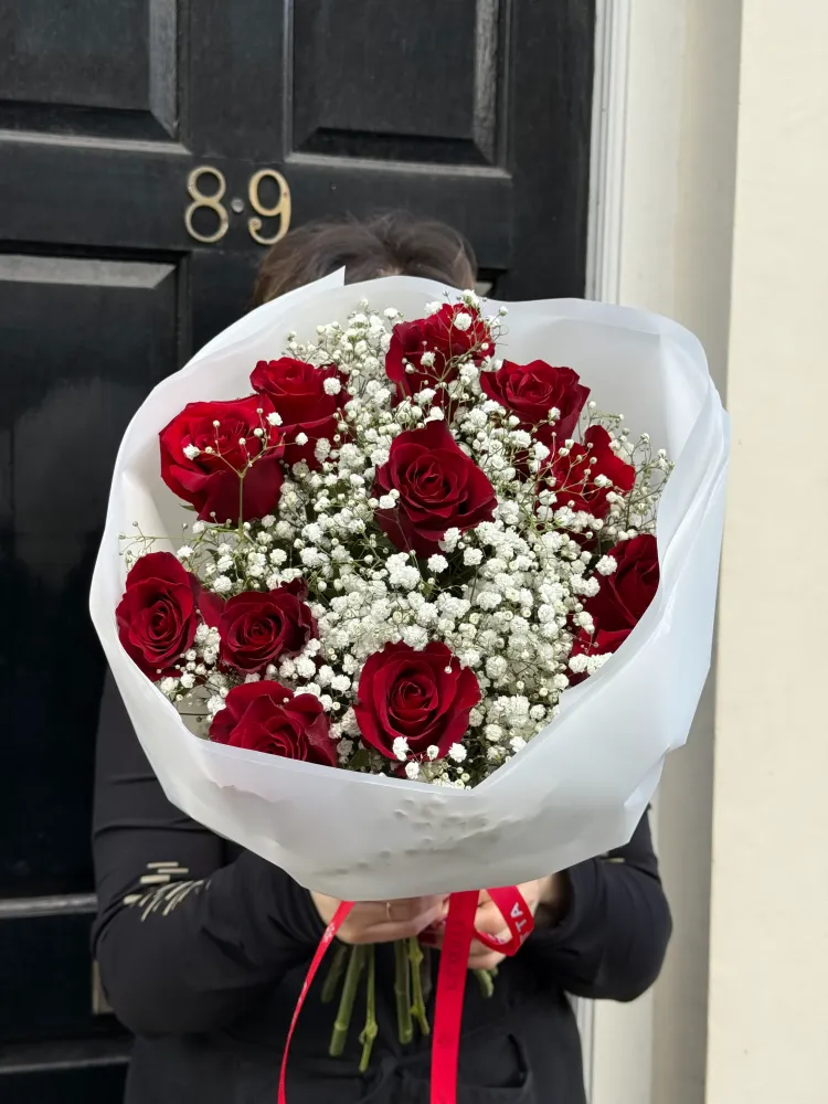 Red roses and baby's breath hand-tied bouquet with white wrap — Floritta