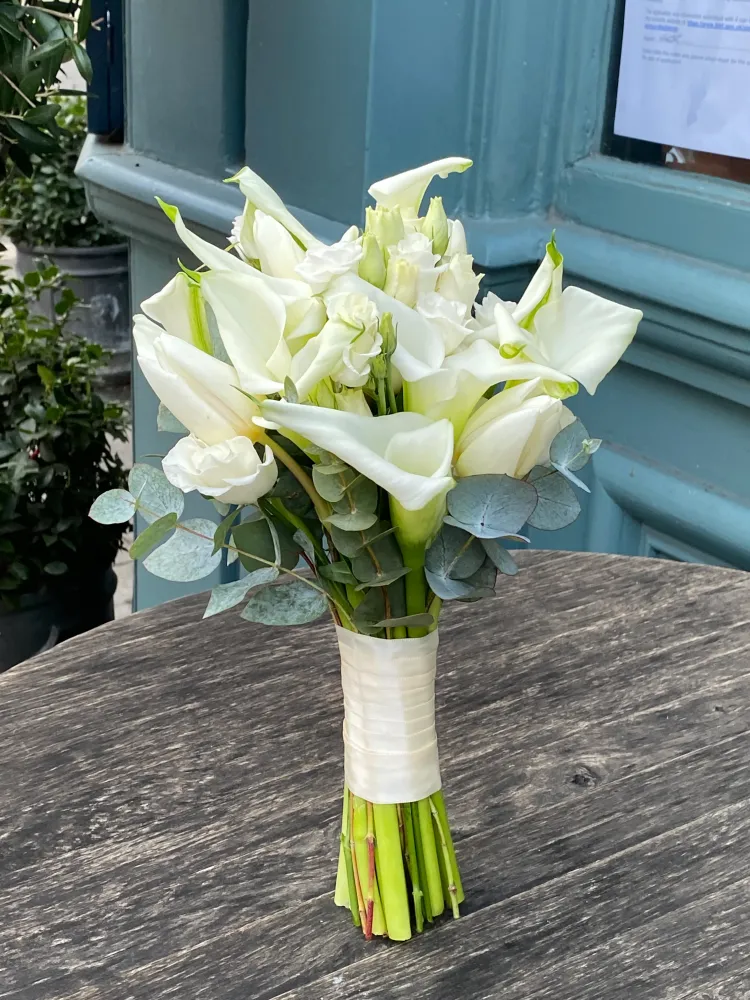 Luxe white calla lily and freesia bridal bouquet with eucalyptus — Floritta