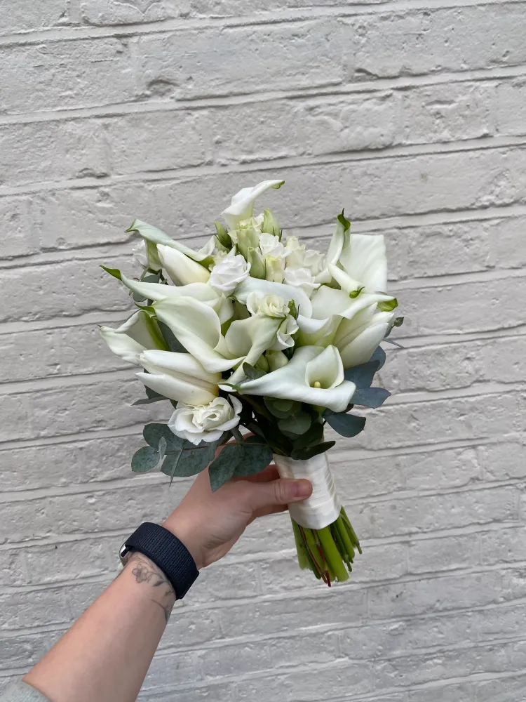 Elegant white calla lily hand-tied bouquet, perfect wedding flowers — Floritta