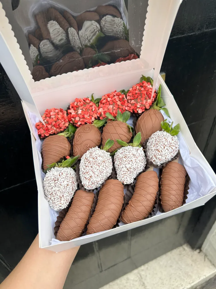 Luxury strawberry and skimmia gift box with chocolate-dipped berries — Floritta