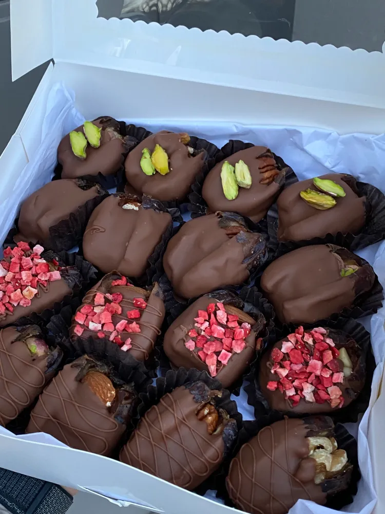 Chocolate-covered strawberries with pistachio and rose petals in white gift box — Floritta
