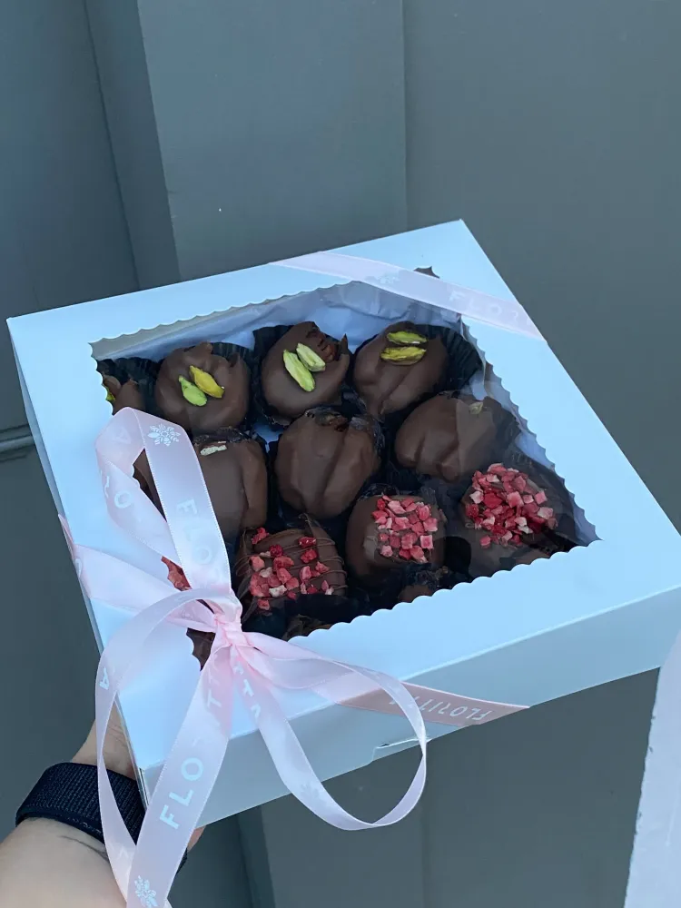 Assorted chocolate strawberries with green pistachio and pink petal toppings — Floritta