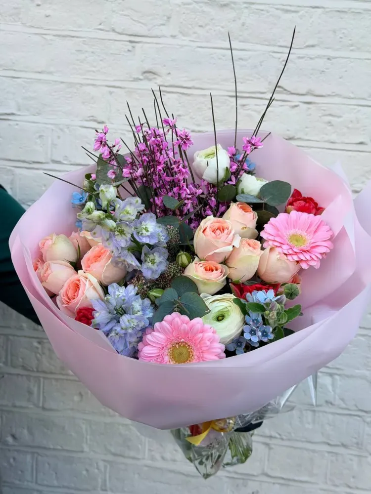Luxe bouquet with roses, gerbera and astilbe in pink wrap — Floritta