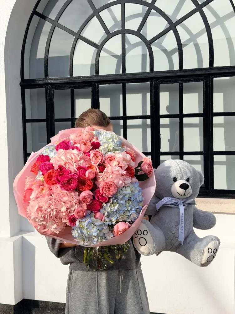 Luxe bouquet of pink garden roses, hydrangeas and carnations in blush wrap — Floritta