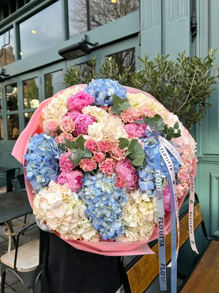 Luxury dome bouquet of blue hydrangeas, roses and carnations in pink wrap — Floritta