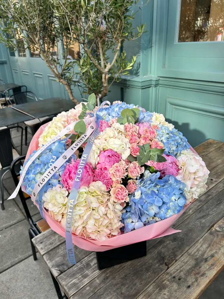 Chelsea grandeur cloud (hydrangeas, peonies & spray roses)