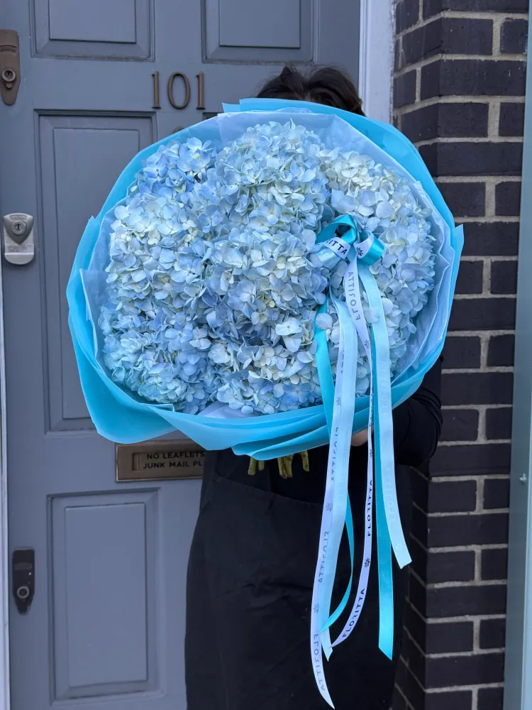 Luxe light blue hydrangea dome bouquet with ribbons — Floritta