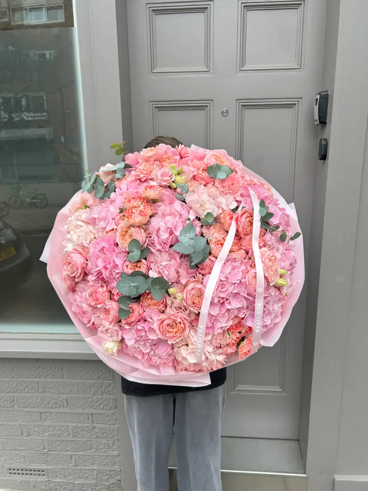 Luxury dome bouquet of pink garden roses, carnations and eucalyptus — Floritta