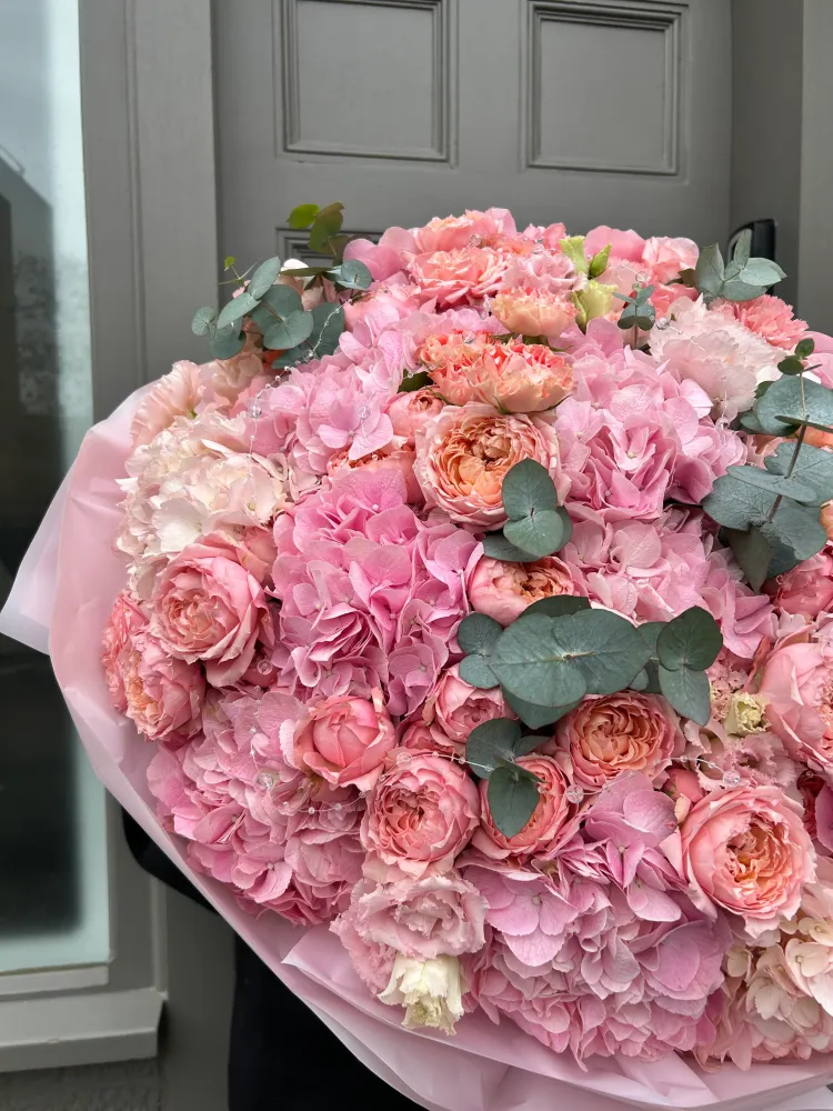 Rose & Powder Grandeur Bouquet