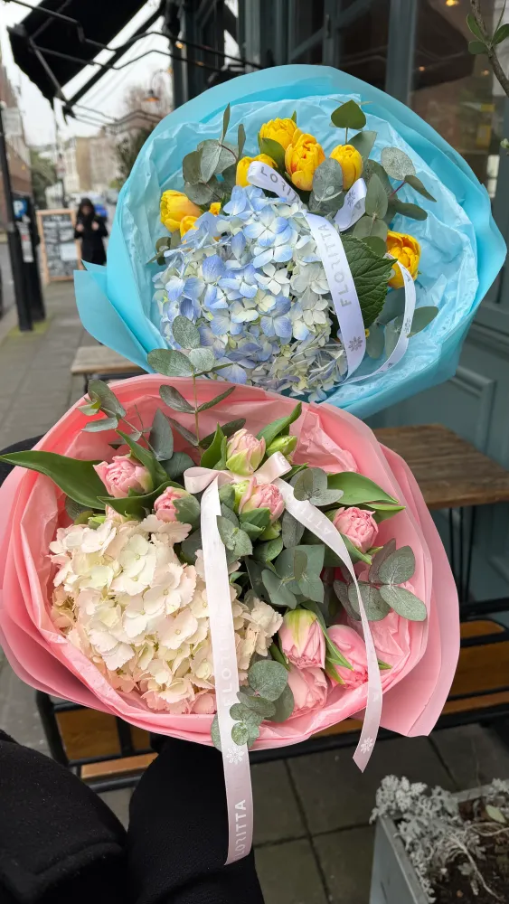 Blue hydrangea with yellow roses and eucalyptus in turquoise wrap — Floritta