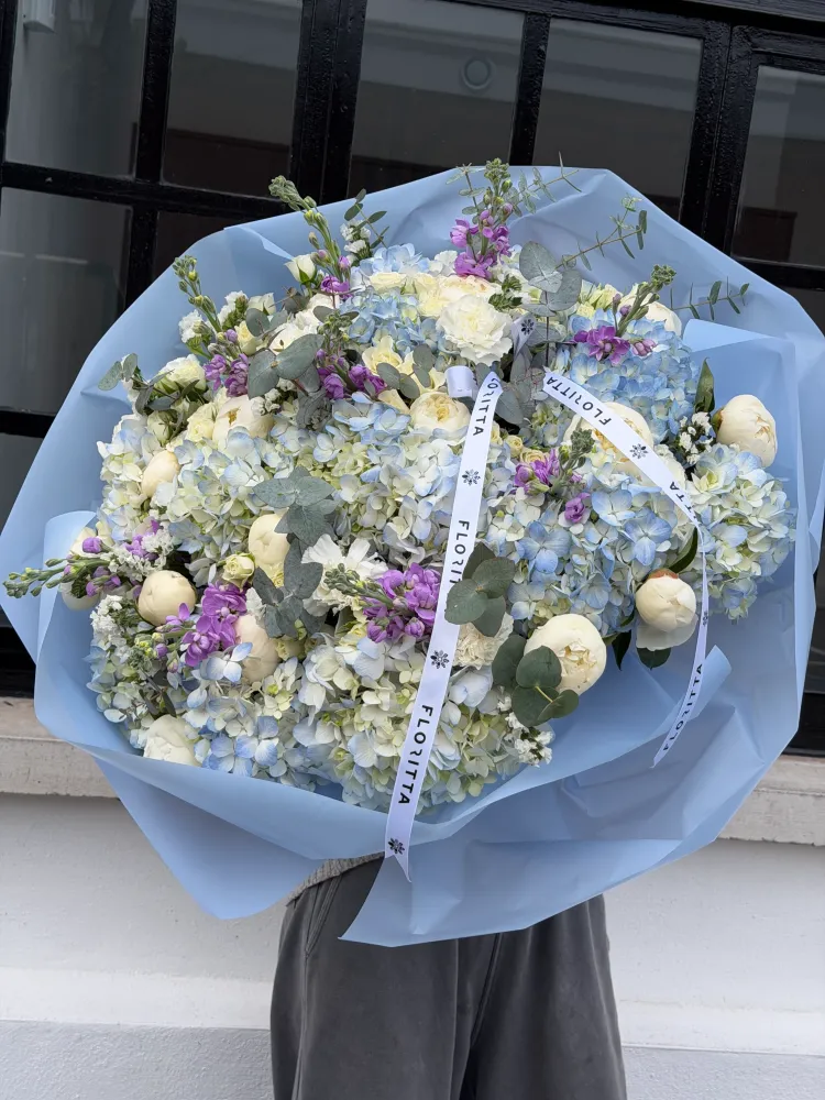 Luxury bouquet of pale blue hydrangeas, cream roses and purple stock — Floritta