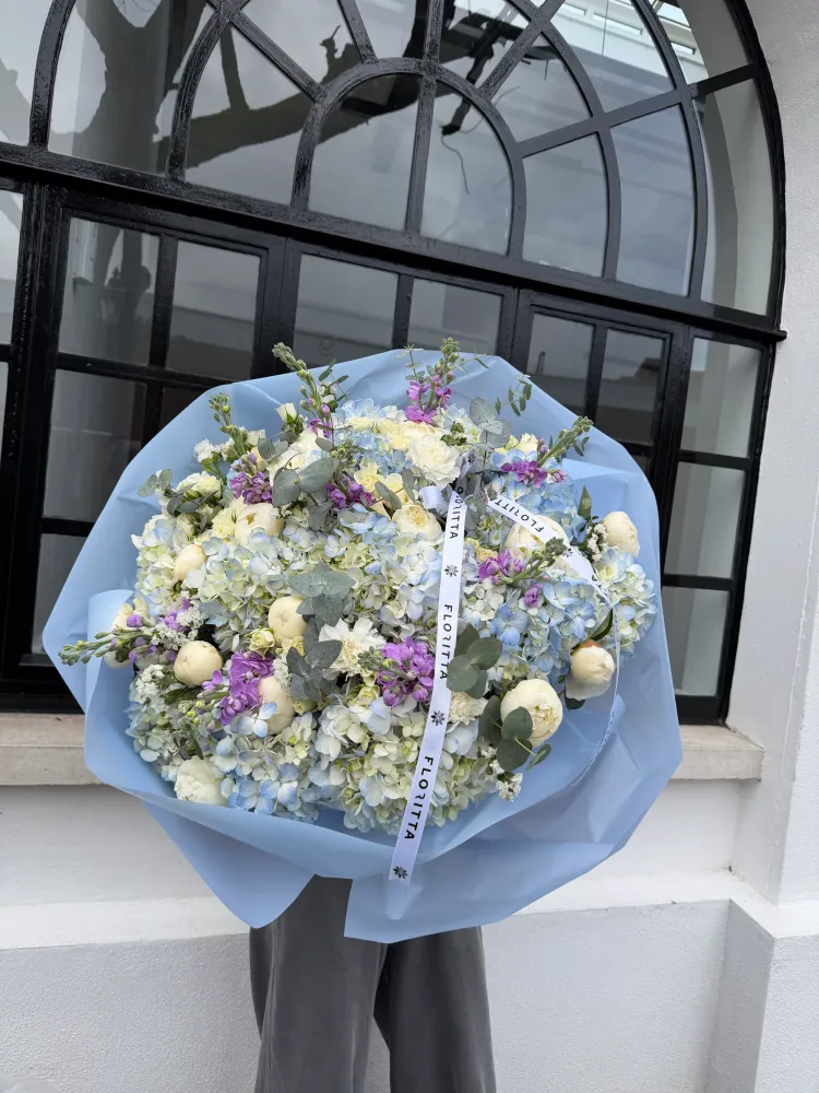 Full, rounded arrangement of hydrangeas, garden roses and stock in soft blue wrap — Floritta