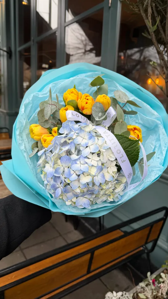 Pale blue hydrangea and yellow ranunculus bouquet with eucalyptus — Floritta