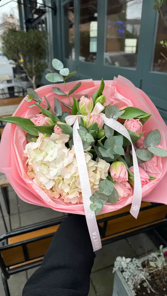 Blush hydrangea and spray roses bouquet with eucalyptus — Floritta
