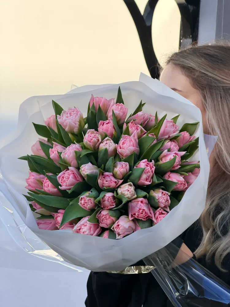 Luxurious pink peonies with green foliage in white wrap — Floritta