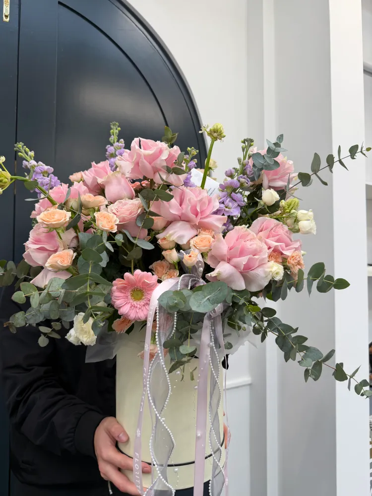 Luxurious pink and peach rose bouquet with purple statice and eucalyptus — Floritta