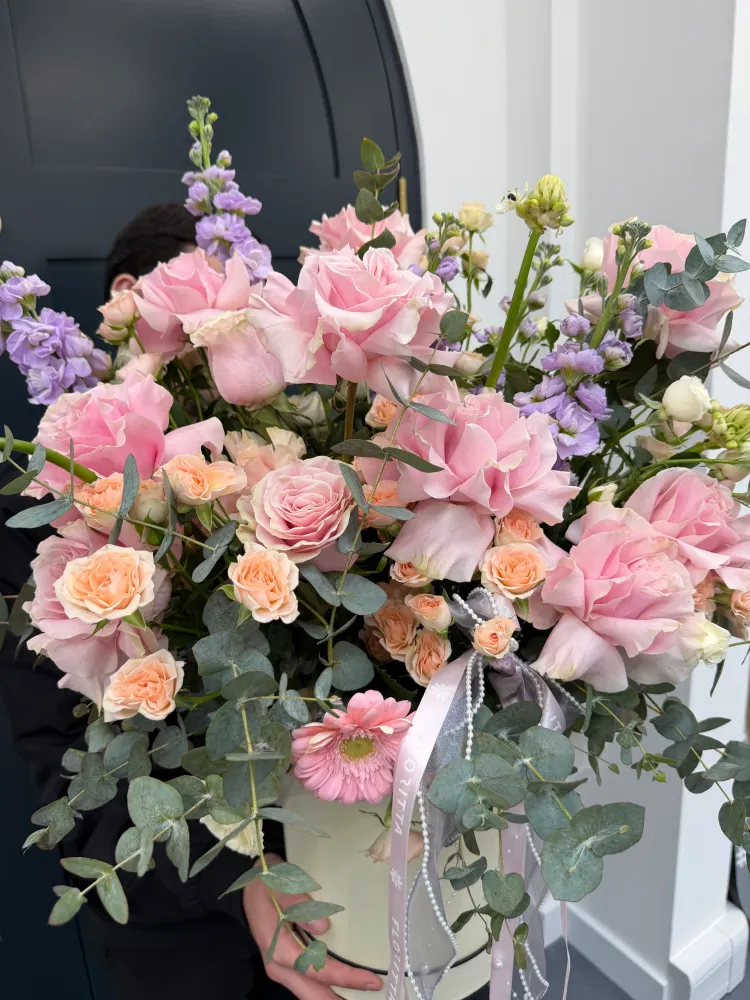 Soft geometry flower box (roses, spray roses & delphinium)