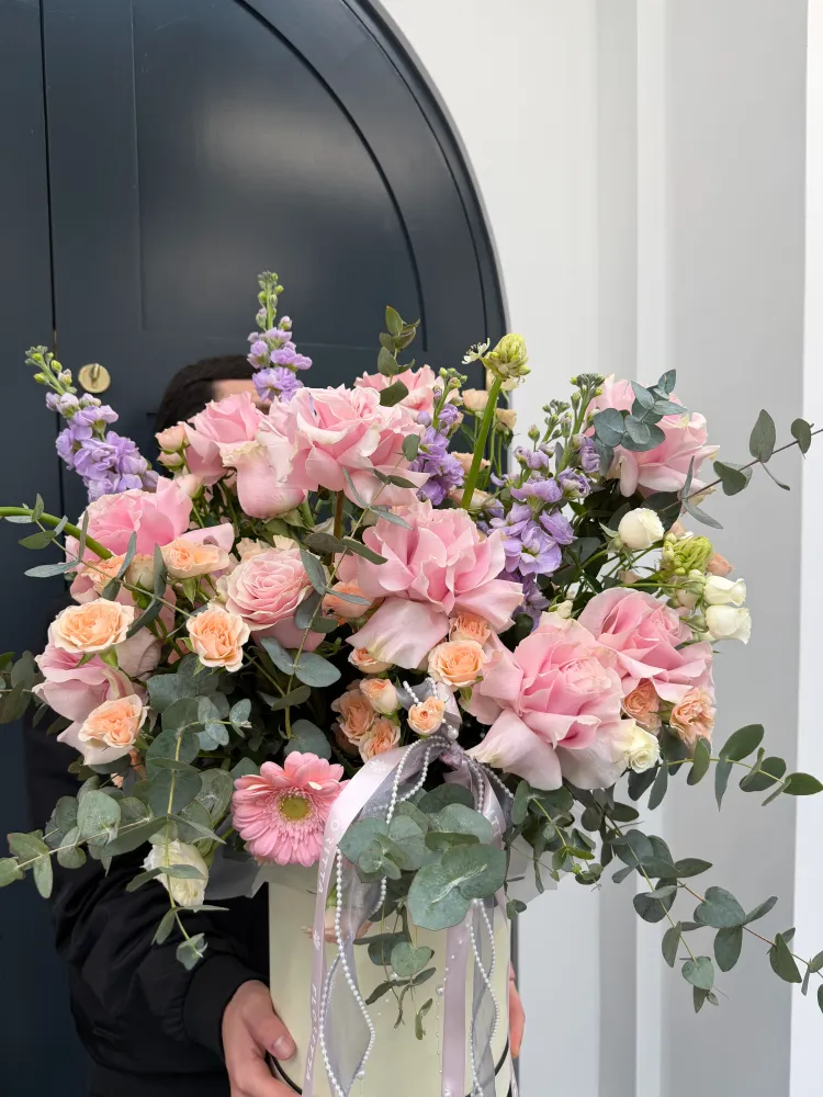 Full romantic arrangement of garden roses, gerbera and statice in cream vase — Floritta