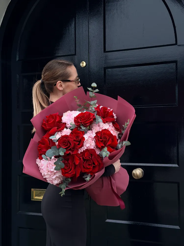 Luxurious red roses and pink carnations with eucalyptus in burgundy wrap — Floritta