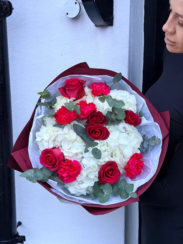 Scarlet statement (hydrangeas, roses & diantus)