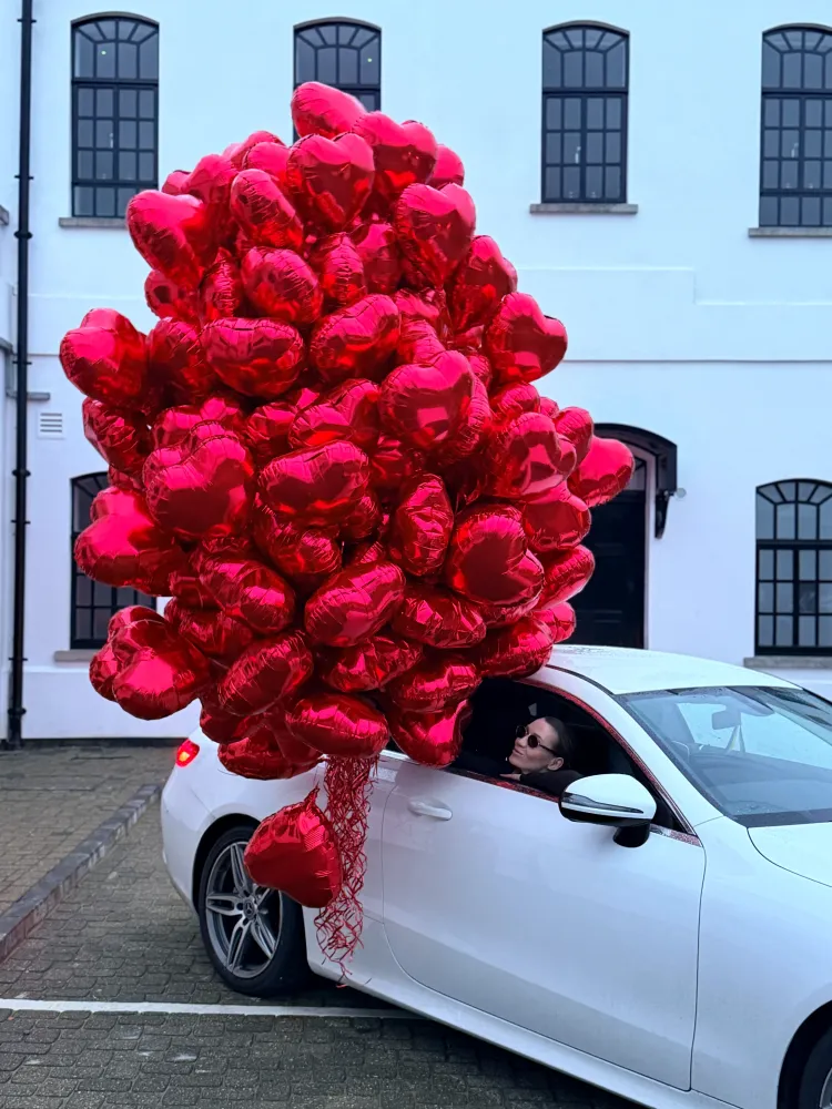 Luxury bouquet of red and pink garden roses with trailing mesh wrap — Floritta