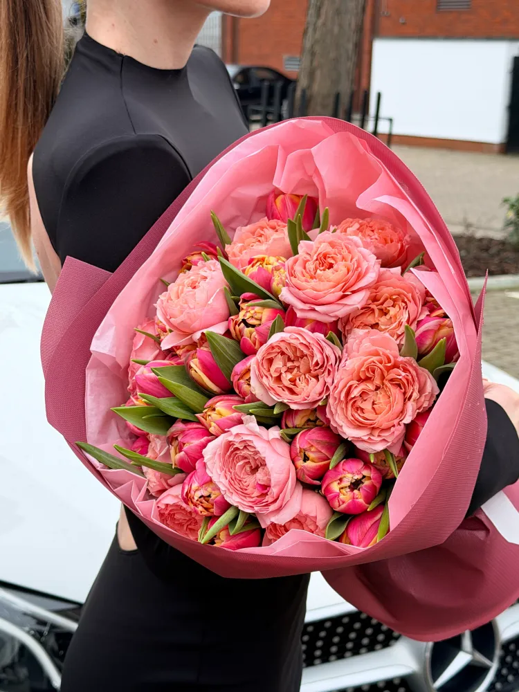 Luxe coral and hot pink garden roses with tulips in pink wrap — Floritta