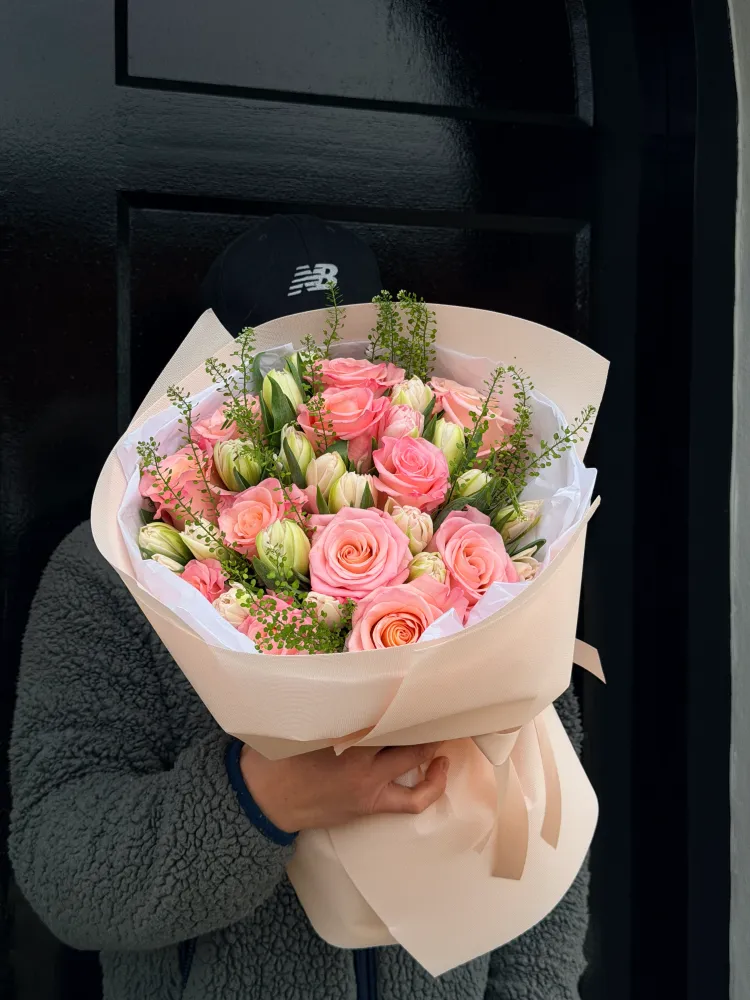 Coral pink roses and lisianthus hand-tied bouquet in cream wrap — Floritta