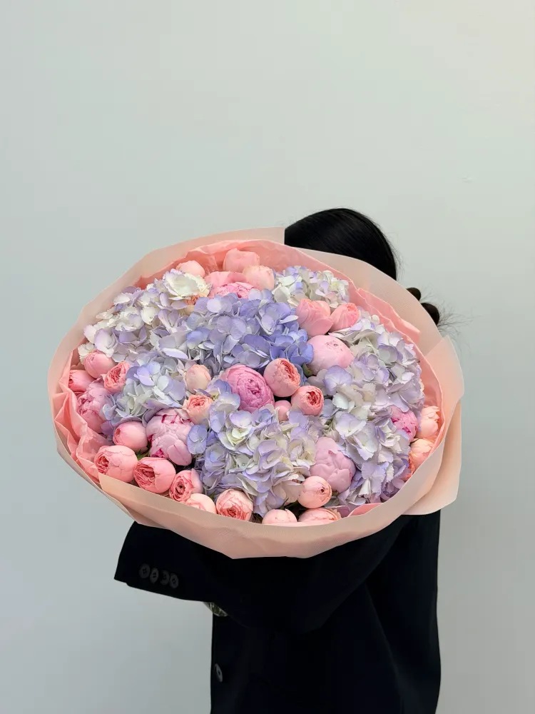 Luxe mixed bouquet of hydrangeas, garden roses and spray roses — Floritta
