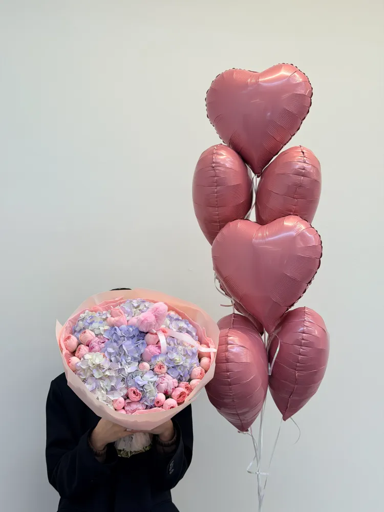Luxe pink hydrangea and spray rose bouquet with mauve heart balloons — Floritta