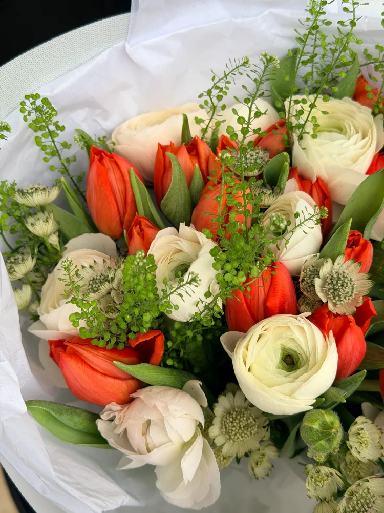 Ember & porcelain (ranunculus & tulips)