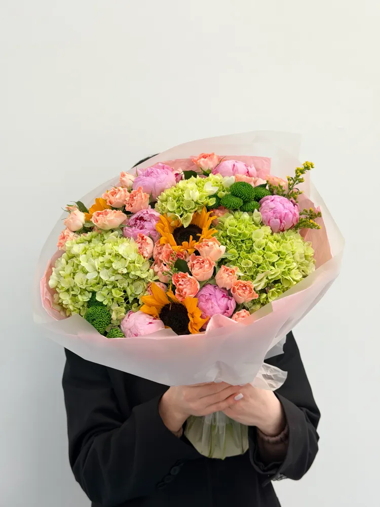 Luxe mixed bouquet with peonies, garden roses and sunflowers in blush wrap — Floritta