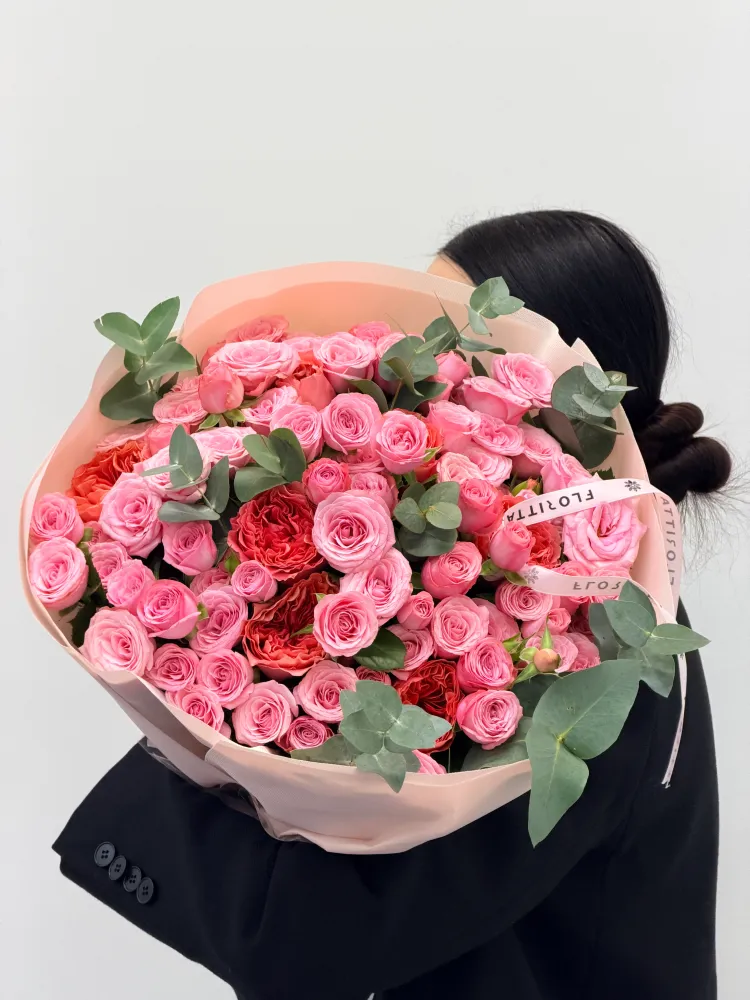 Luxe bouquet of pink and red roses with eucalyptus in blush wrap — Floritta