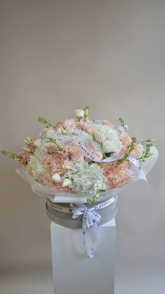 Luxury blush pink and cream rose bouquet with lisianthus — Floritta