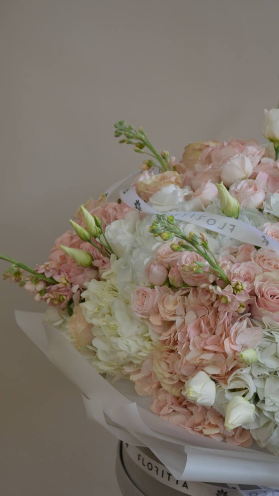 Powdered light (hydrangeas, spray roses & eustomas)