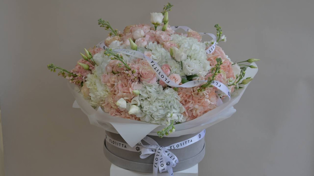 Full domed arrangement of pink carnations and white flowers — Floritta