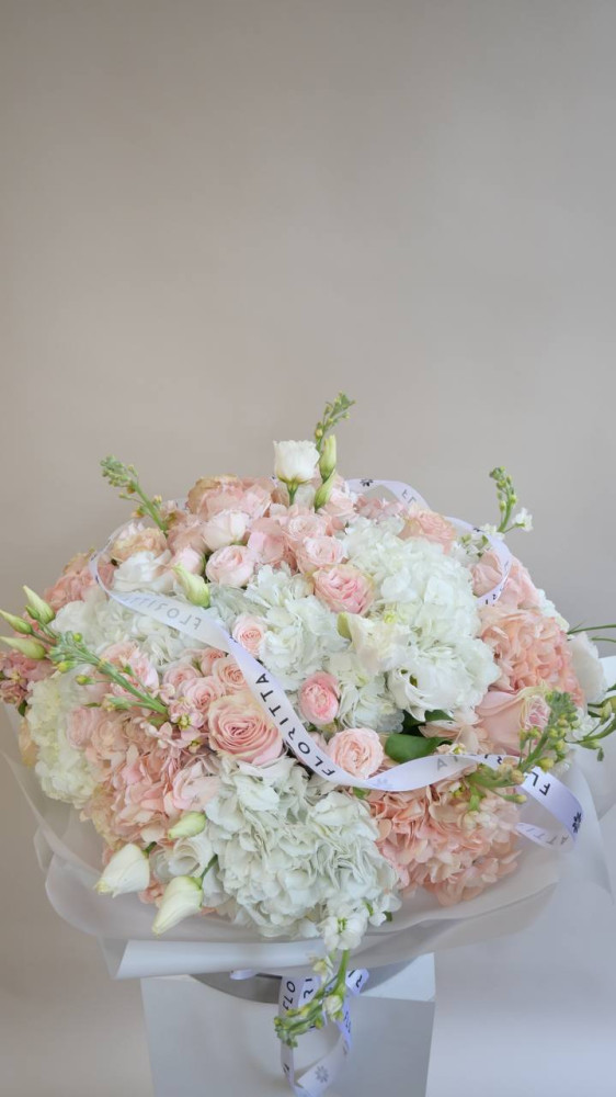 Lush blush and ivory mixed flower arrangement in premium wrapping — Floritta