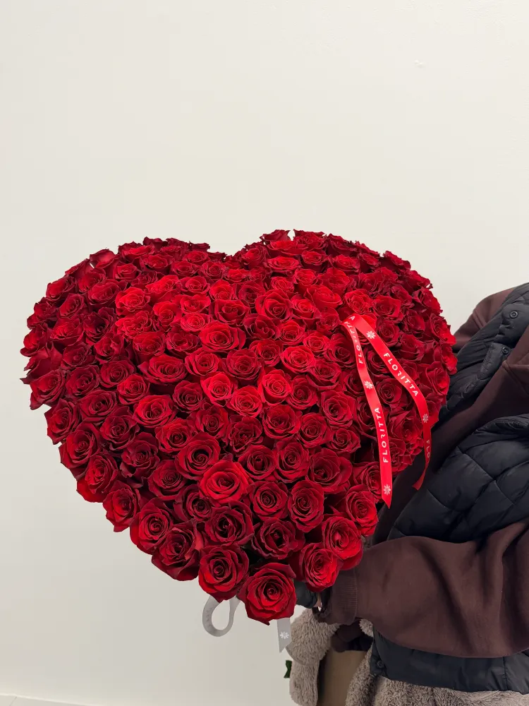 Luxurious red rose heart arrangement with ribbon bow — Floritta
