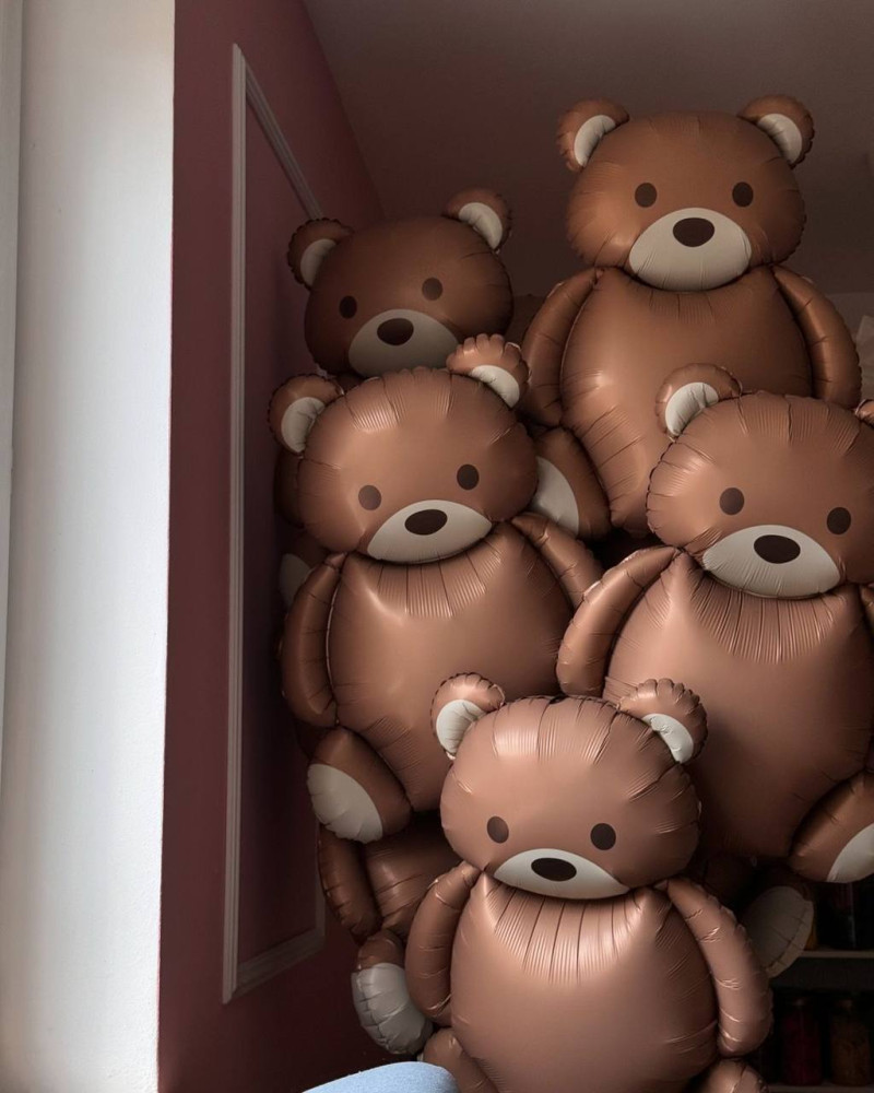 Group of brown teddy bear foil balloons with cream accents — Floritta