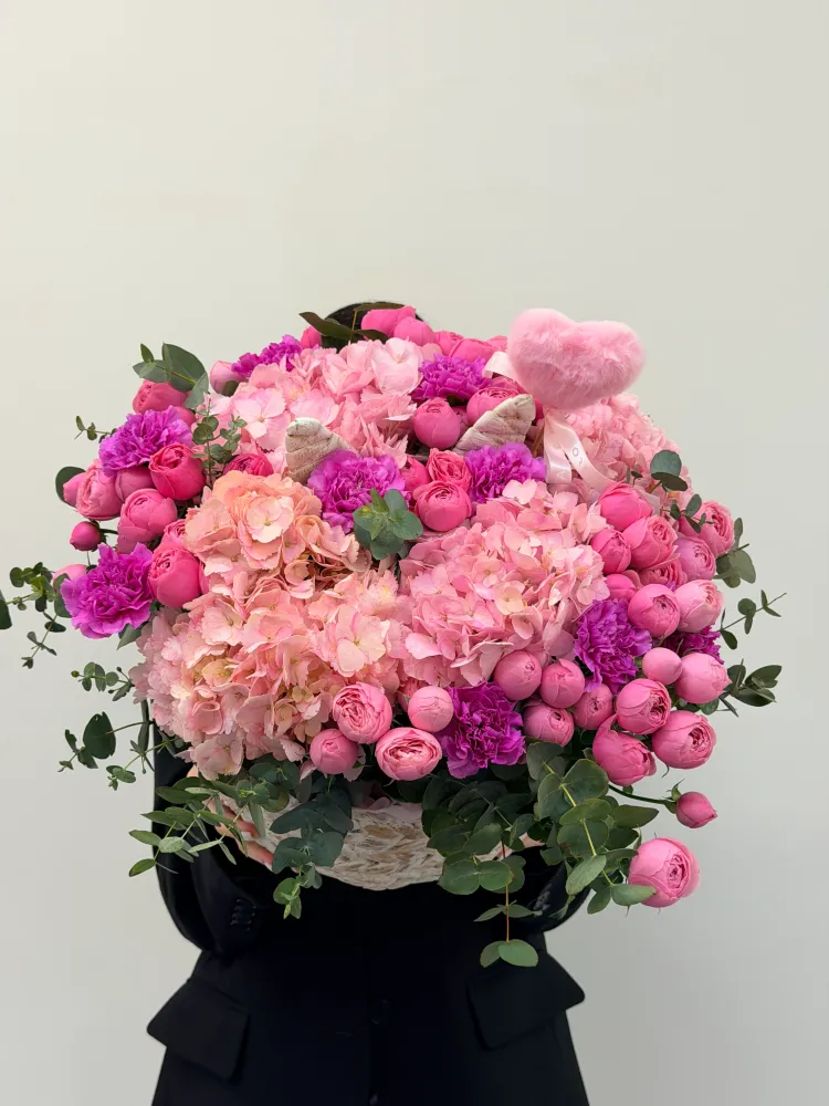 Lush dome arrangement of roses, peonies and hydrangeas in hot and blush pink — Floritta