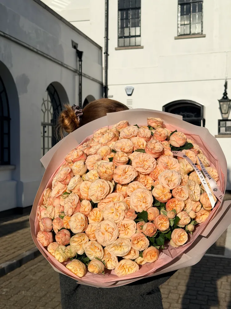 Luxe peach garden roses hand-tied bouquet in pink wrap — Floritta