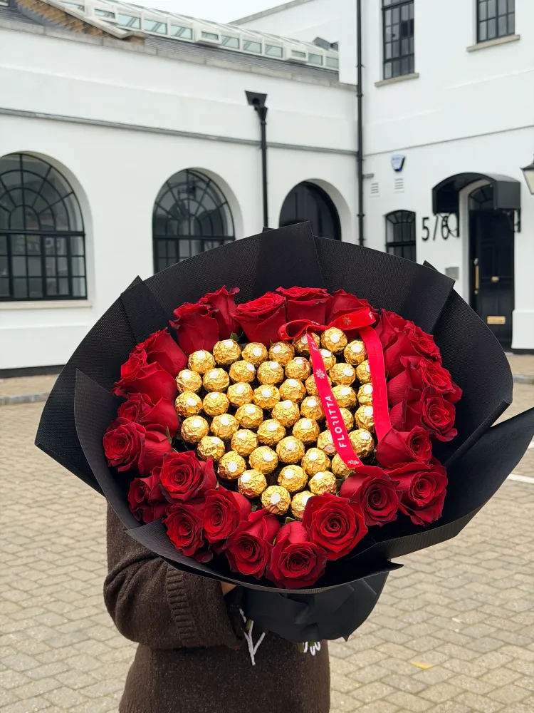 Luxurious red rose bouquet with gold Ferrero Rocher chocolates, black wrap — Floritta